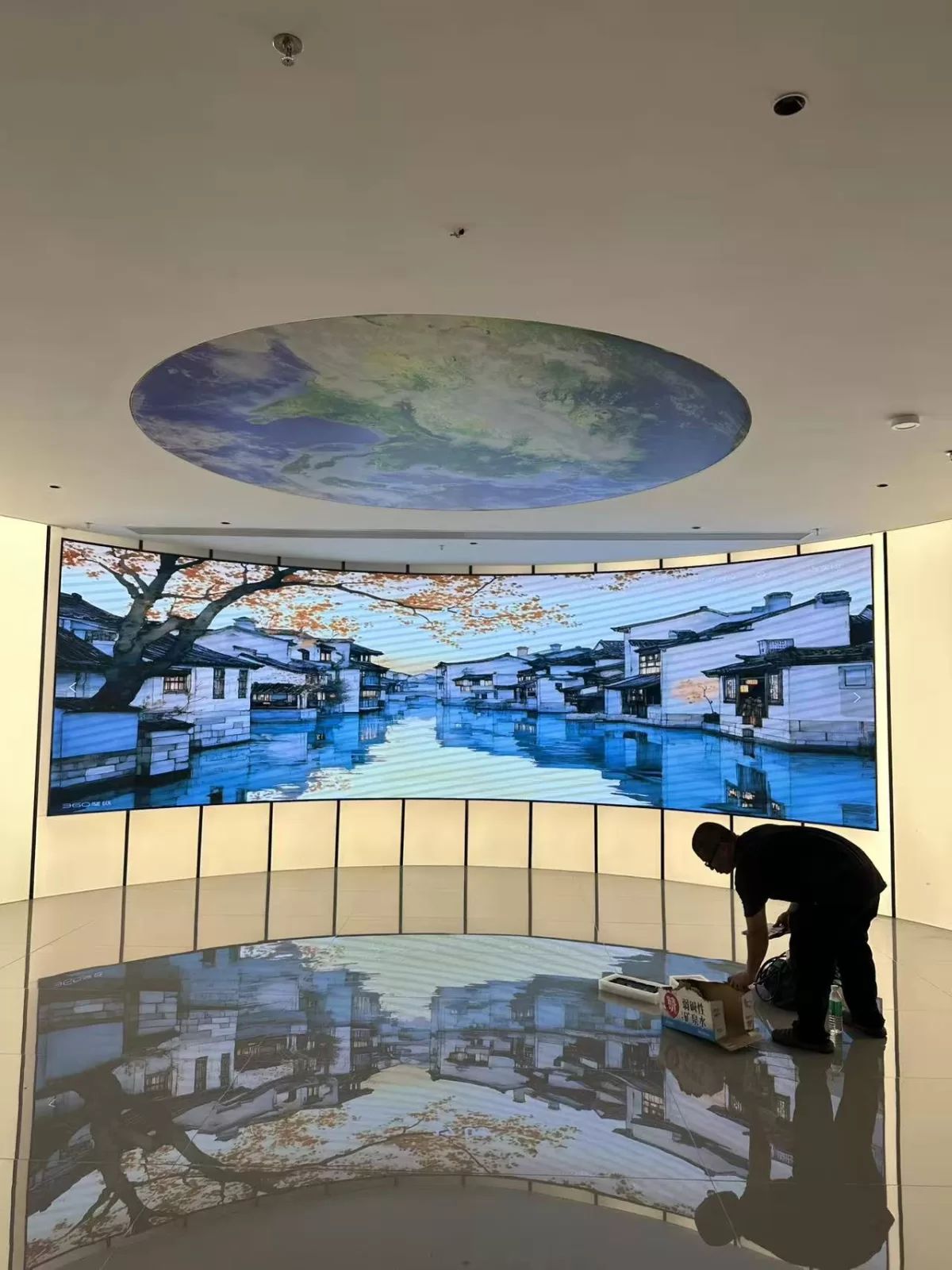 火炬开发区利诚检测集团 P1.86 室内弧形 LED 显示屏项目