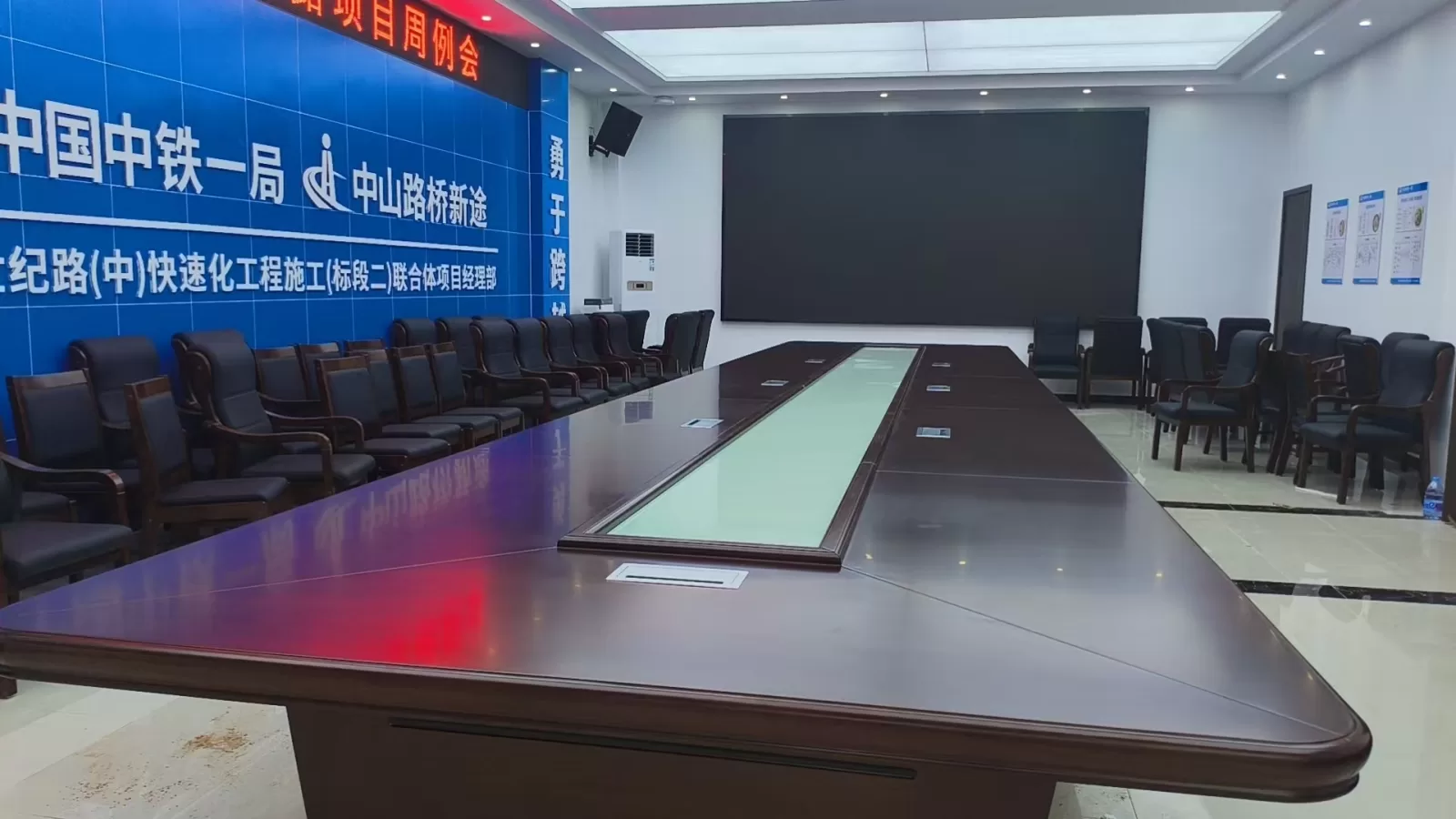 中国中铁一局 会议室 P2.5 室内 LED 显示屏项目