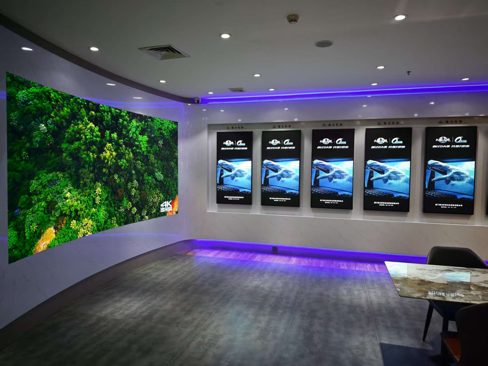 展厅内 4K 曲面 LED 大屏与竖屏矩阵实景