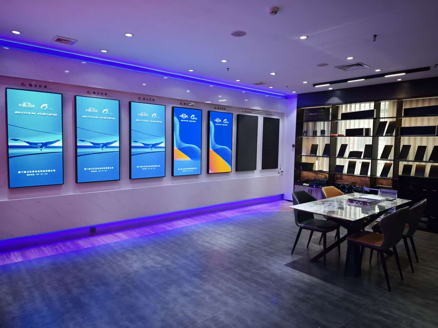 展厅 LED 竖屏矩阵与产品展示柜实景