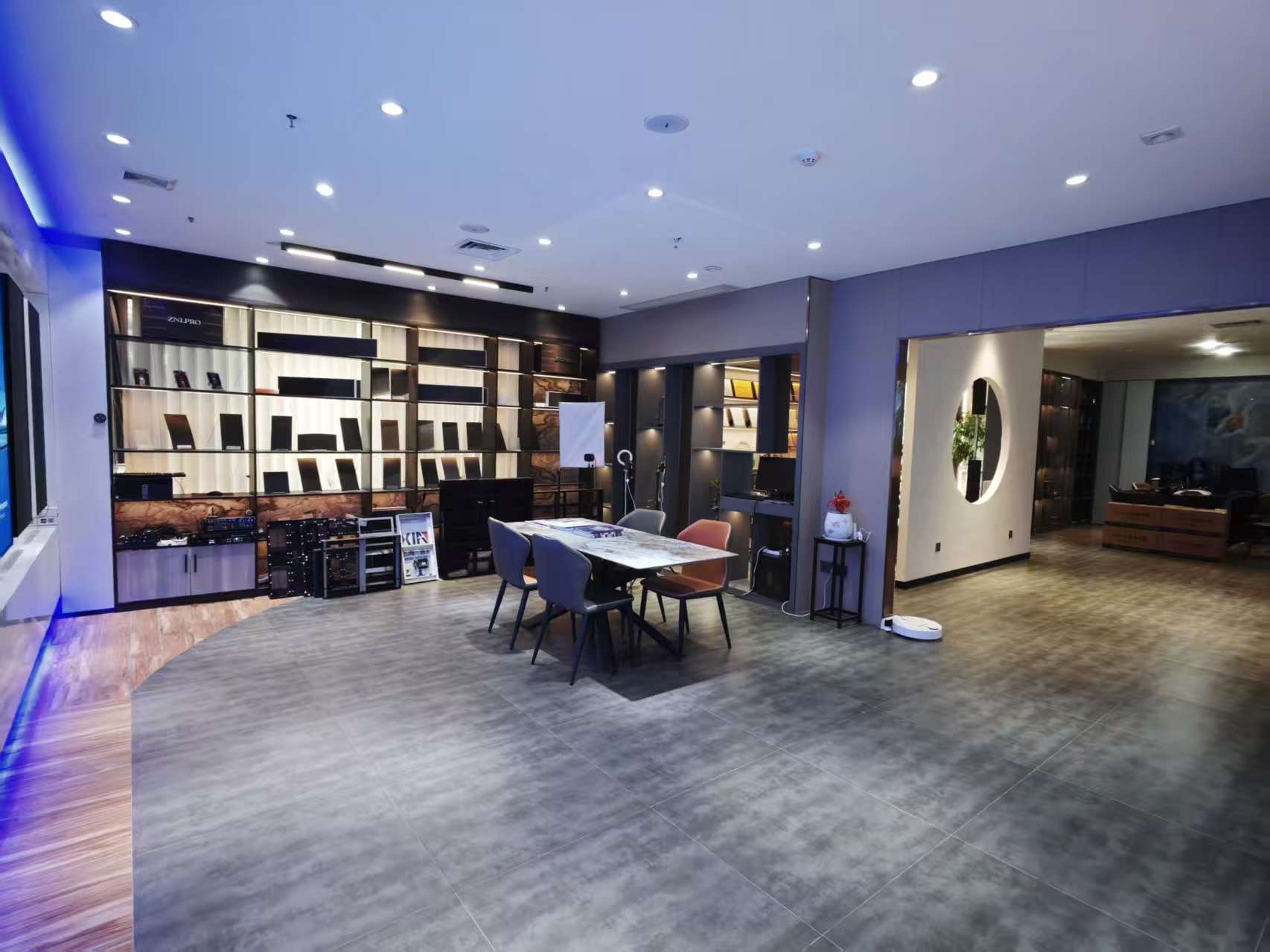 中山市贝安智能科技有限公司展厅实景:室内小间距 LED 显示屏与创意屏展示区